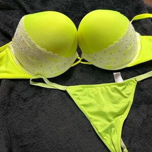 Victoria’s Secret bombshell bra 34D and vstring o/s set